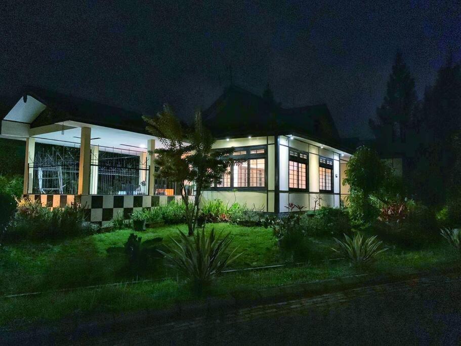 Designer Villa Osaka Пунчак Екстер'єр фото